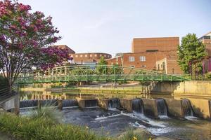 groene metalen brug over een rivier, Greenville South Carolina foto