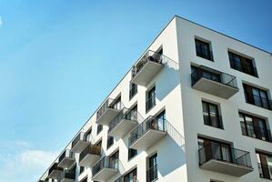 modern appartement gebouw in zonnig dag. buitenkant, woon- huis facade. foto