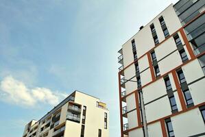 modern appartement gebouw in zonnig dag. buitenkant, woon- huis facade. foto