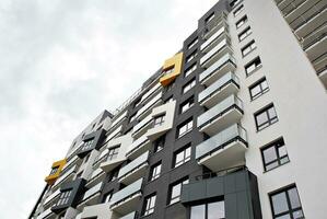 modern appartement gebouw in zonnig dag. buitenkant, woon- huis facade. foto