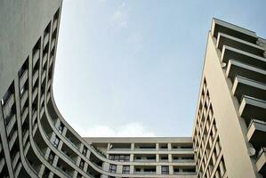 modern appartement gebouw in zonnig dag. buitenkant, woon- huis facade. foto