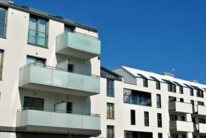 modern appartement gebouw in zonnig dag. buitenkant, woon- huis facade. foto