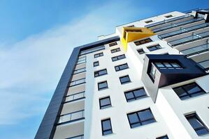 modern appartement gebouw in zonnig dag. buitenkant, woon- huis facade. foto