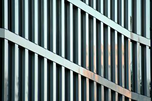 modern kantoor gebouw in de stad met ramen en staal en aluminium panelen muur. hedendaags reclame architectuur, verticaal convergeren meetkundig lijnen. foto
