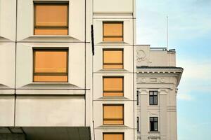 modern kantoor gebouw in de stad met ramen en staal en aluminium panelen muur. hedendaags reclame architectuur, verticaal convergeren meetkundig lijnen. foto