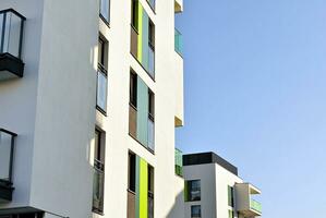 modern appartement gebouw in zonnig dag. buitenkant, woon- huis facade. foto