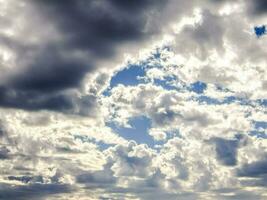 visie van een bewolkt lucht foto