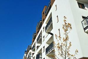 nieuw appartement gebouw met glas balkons. modern architectuur huizen door de zee. groot beglazing Aan de facade van de gebouw. foto