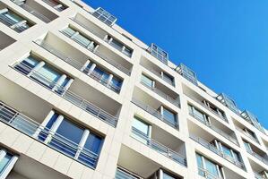 nieuw appartement gebouw met glas balkons. modern architectuur huizen door de zee. groot beglazing Aan de facade van de gebouw. foto