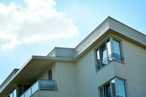 nieuw appartement gebouw met glas balkons. modern architectuur huizen door de zee. groot beglazing Aan de facade van de gebouw. foto