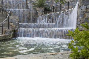 waterval in het midden van een stenen fontein foto