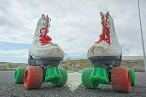 twee rol skates met rood en groen wielen foto