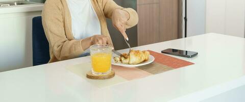 gelukkig vrouw hebben ontbijt krokant croissants foto