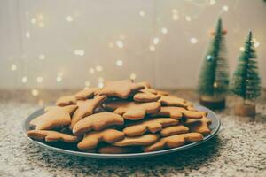 deze gember koekjes, met hun onweerstaanbaar aroma en feestelijk presentatie foto
