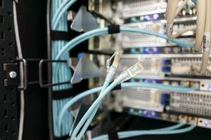 netwerk schakelaar in datacenter foto