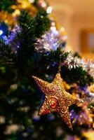 goud ster Aan Kerstmis boom, decoratie en ornament, viering geest foto