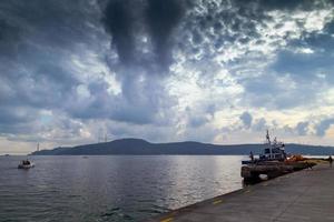 vissersboten die op een mistige dag varen, Bosporus Istanboel. foto