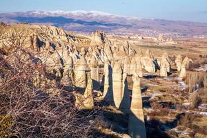 sprookjesachtige schoorstenen in cappadocië met blauwe lucht op de achtergrond. liefdesvallei in Cappadocië