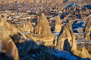 sprookjesachtige schoorstenen in cappadocië met blauwe lucht op de achtergrond. liefdesvallei in Cappadocië