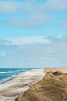 Deens noorden zee kust Bij gezond in zomer zonlicht foto