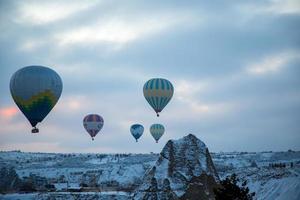 cappadocië, turkije, 2021 - heteluchtballonnen vliegen over cappadocië