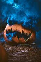 blauw rook komt eraan van halloween pompoen foto