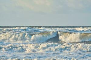 golven Bij noorden zee kust in Denemarken foto