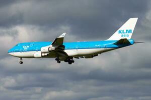 Amsterdam, nederland, 2014 - klm Koninklijk Nederlands luchtvaartmaatschappijen boeing 747-400 ph-bfy passagier vlak aankomst en landen Bij Amsterdam schiphol luchthaven foto