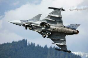 zeltweg, Oostenrijk, 2022 - Zweeds lucht dwingen saab jas 39 grijpen. leger vechter Jet vlak Bij lucht baseren. vlucht operatie. luchtvaart en vliegtuigen. lucht verdediging. vlieg en vliegen. foto