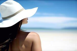 ai gegenereerd vrouw model- in heet Aan strand met wit hoed strand slijtage foto