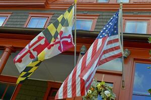annapolis, md, Verenigde Staten van Amerika 2023. ons vlag en Maryland staat vlag buiten een op te slaan in annapolis md foto