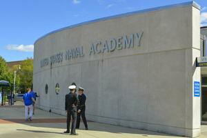 marine- middelbare school, annapolis, md, Verenigde Staten van Amerika 2023. marine- studenten Bij de ondergeschikt Ingang in Verenigde staten marine- academie Bij annapolis md foto