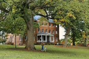 st. John's college campus, annapolis, Maryland, Verenigde Staten van Amerika, 2023. gebouwen overschaduwd door bomen Aan een van de oudste campussen in Amerika foto