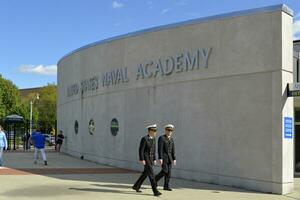 marine- middelbare school, annapolis, md, Verenigde Staten van Amerika 2023. marine- studenten Bij de ondergeschikt Ingang in Verenigde staten marine- academie Bij annapolis md foto