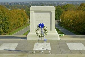 Arlington begraafplaats, va, Verenigde Staten van Amerika 2023. de graf van de onbekend soldaat en krans Bij Arlington begraafplaats in Virginia foto