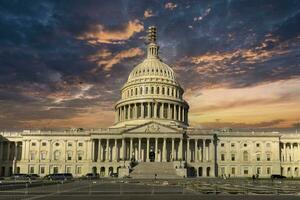 Washington gelijkstroom, Verenigde Staten van Amerika, 2023. buiten de ons Capitol gebouw Bij zonsondergang met de koepel van democratie staand uit over- Washington dc foto