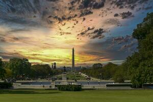 Washington gelijkstroom, Verenigde Staten van Amerika, 2023. de Washington monument Aan de winkelcentrum in Washington dc Bij zonsondergang foto