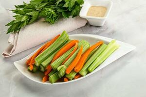 veganistisch keuken - dieet selderij en wortel vinkjes foto