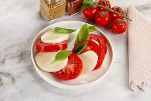 Italiaans caprese salade met Mozzarella foto