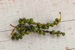 groen peper maïs hoop geïsoleerd foto