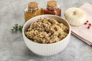 veganistisch keuken - gekookt quinoa ontbijtgranen foto