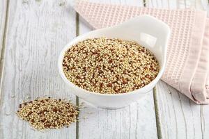 rauw droog quinoa ontbijtgranen graan foto