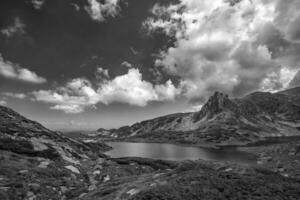 schoonheid zwart en wit landschap van meer in rila berg, bulgarije foto