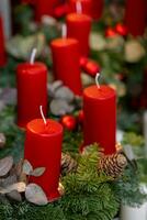 een komst arrangement voor Kerstmis met kaarsen foto