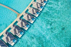 Maldiven paradijs lagune baai. tropisch antenne landschap, zeegezicht lang pier brug water villa's met verbazingwekkend zee kustlijn strand, tropisch natuur. exotisch toerisme bestemming. het beste zomer vakantie foto