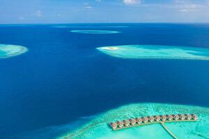 Maldiven paradijs eiland. tropisch antenne landschap, zeegezicht lang steiger pier water villa's met verbazingwekkend zee en lagune strand, tropisch natuur. exotisch toerisme bestemming. het beste zomer vakantie foto