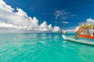 inspirerend Maldiven strand ontwerp. Maldiven traditioneel boot dhoni en perfect blauw zee met lagune. luxe tropisch paradijs concept. exotisch reizen landschap, zeegezicht 21.12.22 foto