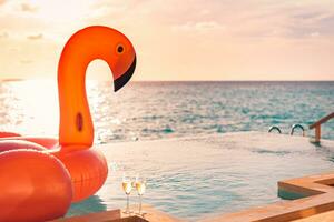 luxe oneindigheid zwemmen zwembad. zonsondergang vakantie reizen vakantie achtergrond met grappig flamingo speelgoed- vlotter hoofd een Champagne bril net zo romantisch paar achtergrond, exotisch liefde romance bestemming. foto