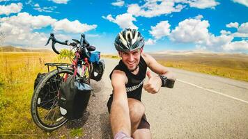 mannetje persoon duurt een selfie Aan fiets vakantie in toneel- Kaukasus berg regio. reizen fiets toeren concept. foto