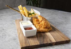 traditionele Britse fish and chips met frietjes foto